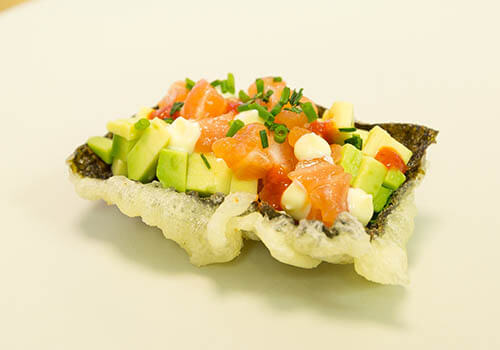 Canapé cu Somon în Tempura de Alge Marine