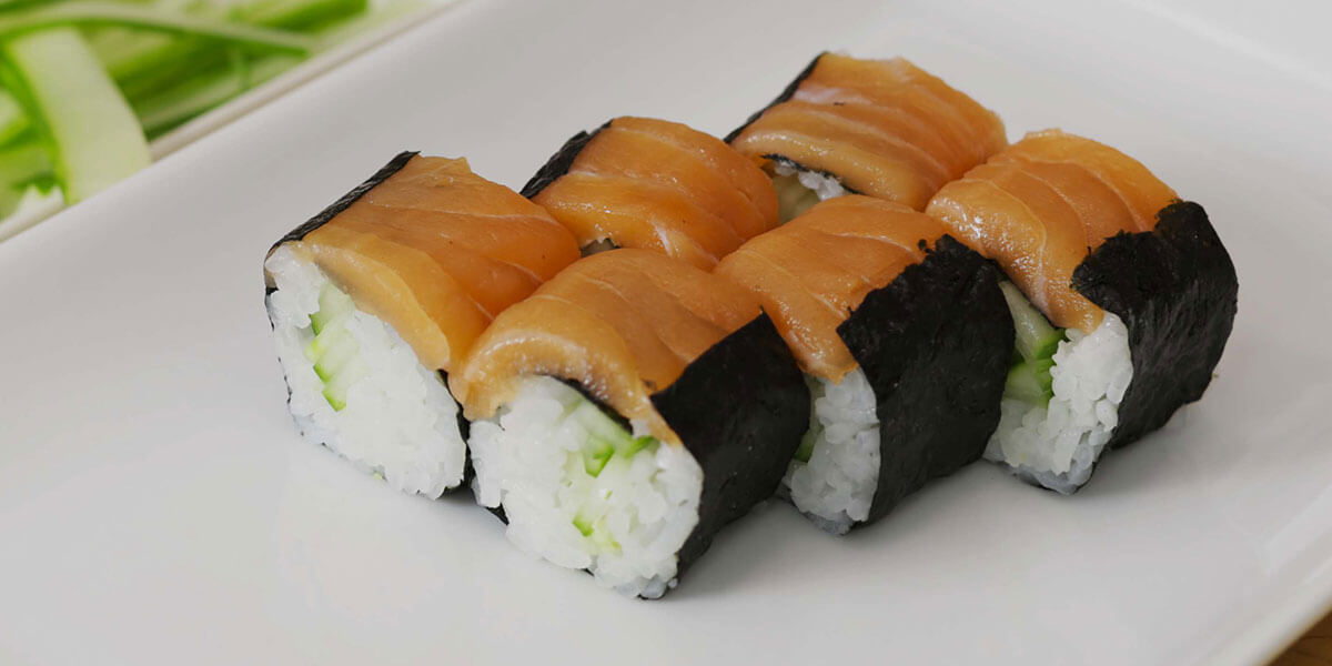 Sushi Maki cu Somon și o Notă Specială